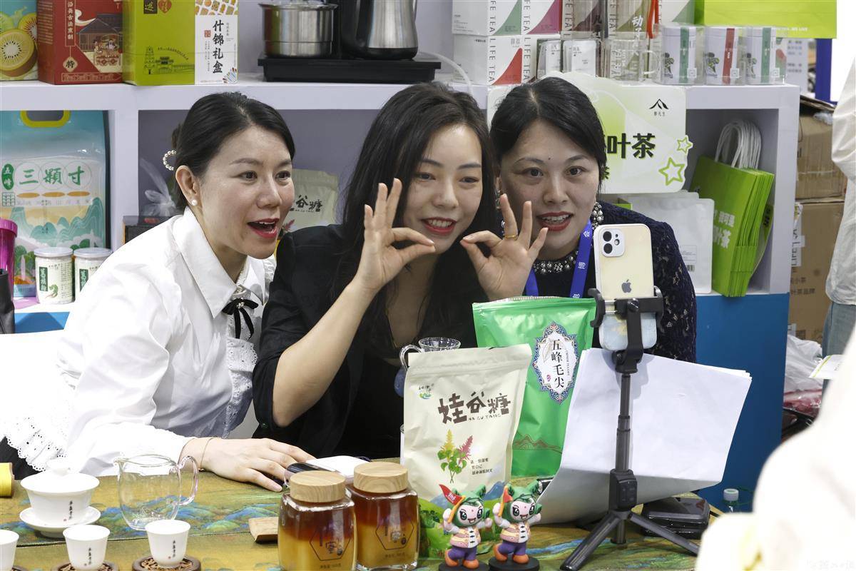 大红鹰官方网址多少?